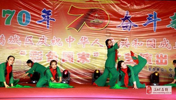 老人乘扶梯不慎摔倒，身后女子拼尽全力撑住老人。网友：幸好有你，为你点赞