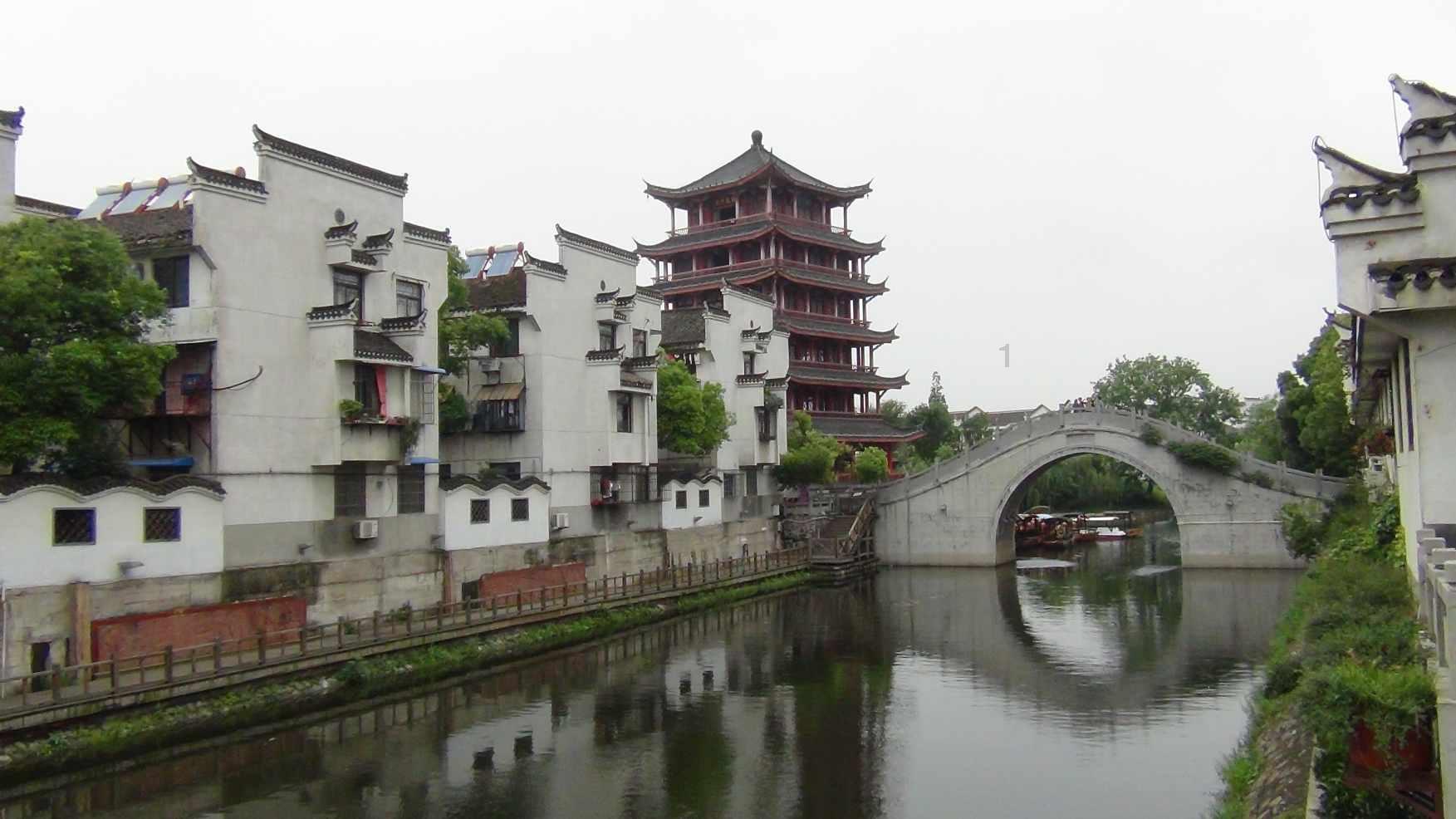 上游放水 三名男子被困河中央